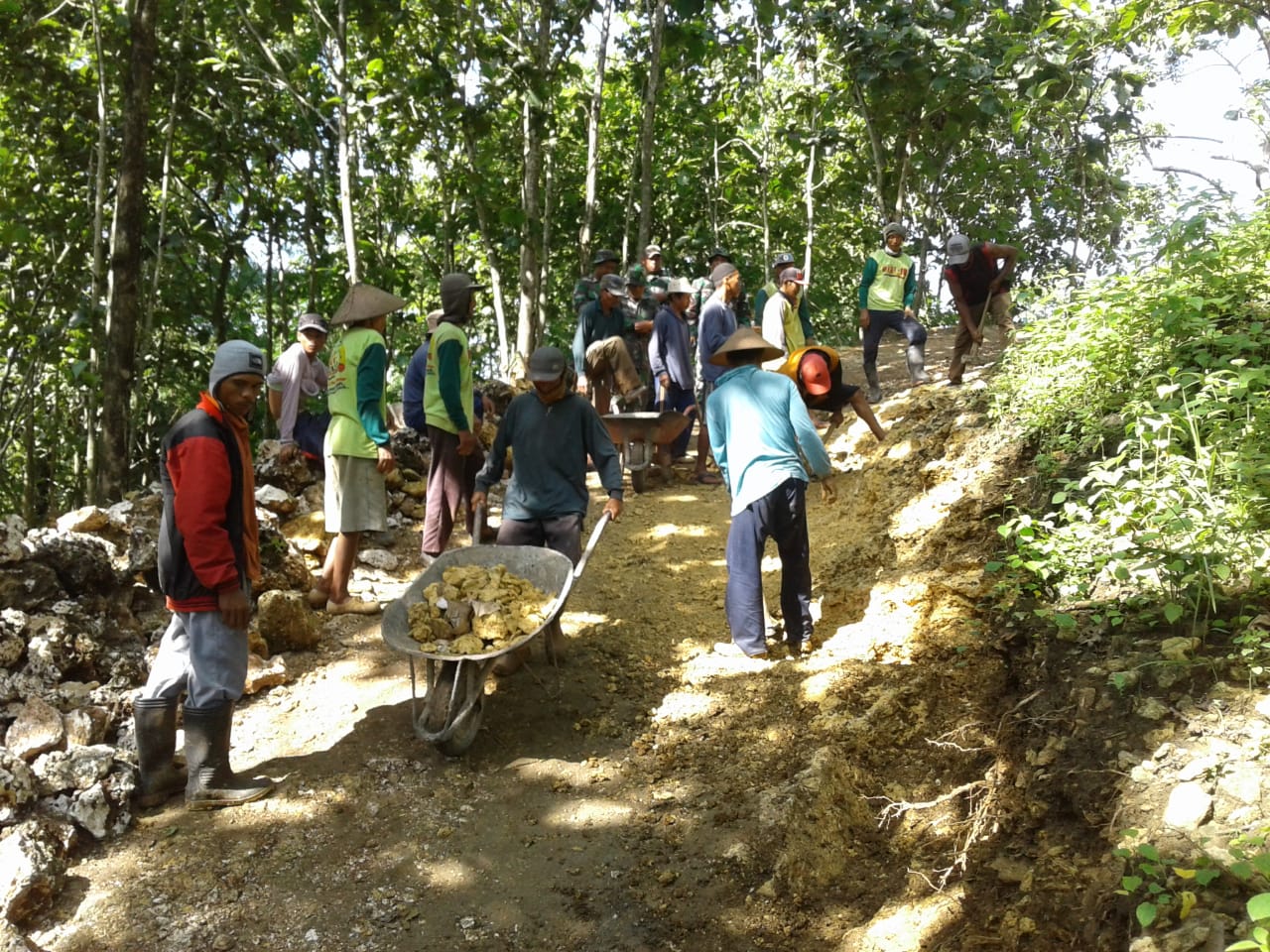 Rela Tinggalkan Pekerjaan Sawah, Demi Kerja Bhakti di Lokasi TMMD