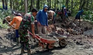 Sarana Gerobag menjadi Alat Primadona di Lokasi TMMD Kodim Blora Sarana Gerobag menjadi Alat Primadona di Lokasi TMMD Kodim Blora