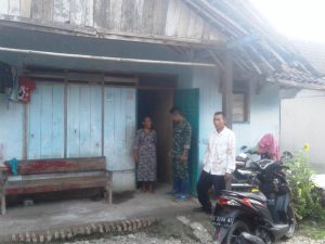 Babinsa Bersama Kasi Kesra Data Ulang RTLH di Desa Jatiroyom Babinsa Bersama Kasi Kesra Data Ulang RTLH di Desa Jatiroyom