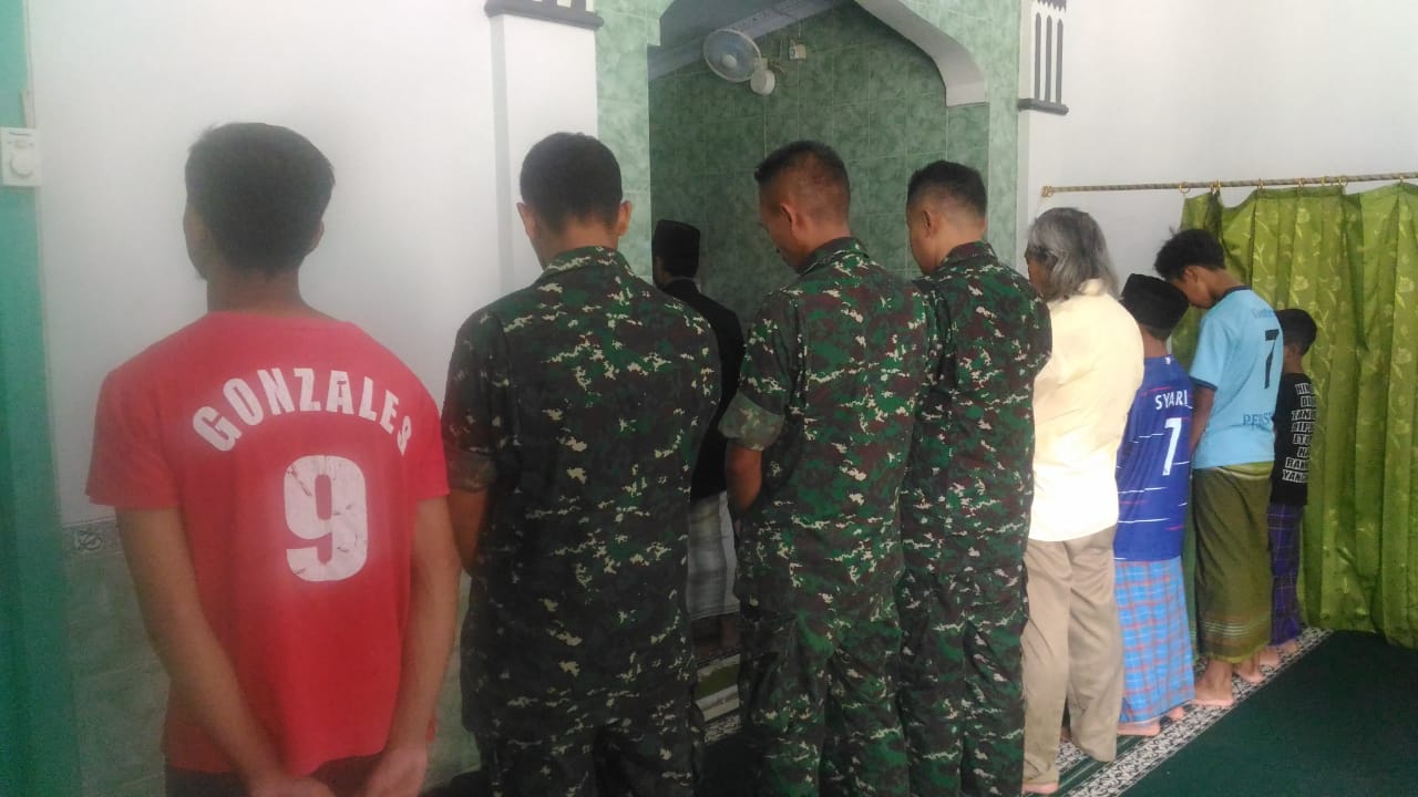 Sibuk Mencari Momen, Anggota Penerangan Kodim Pemalang Tidak Lupa Ibadah