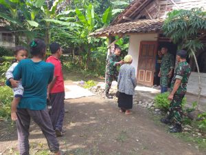Mbah Kartini Kaget Pagi pagi Rumahnya Didatangi TNI Mbah Kartini Kaget Pagi pagi Rumahnya Didatangi TNI