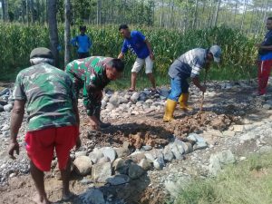 Material Mulai Digelar Sebelum Upacara Pembukaan TMMD Material Mulai Digelar Sebelum Upacara Pembukaan TMMD