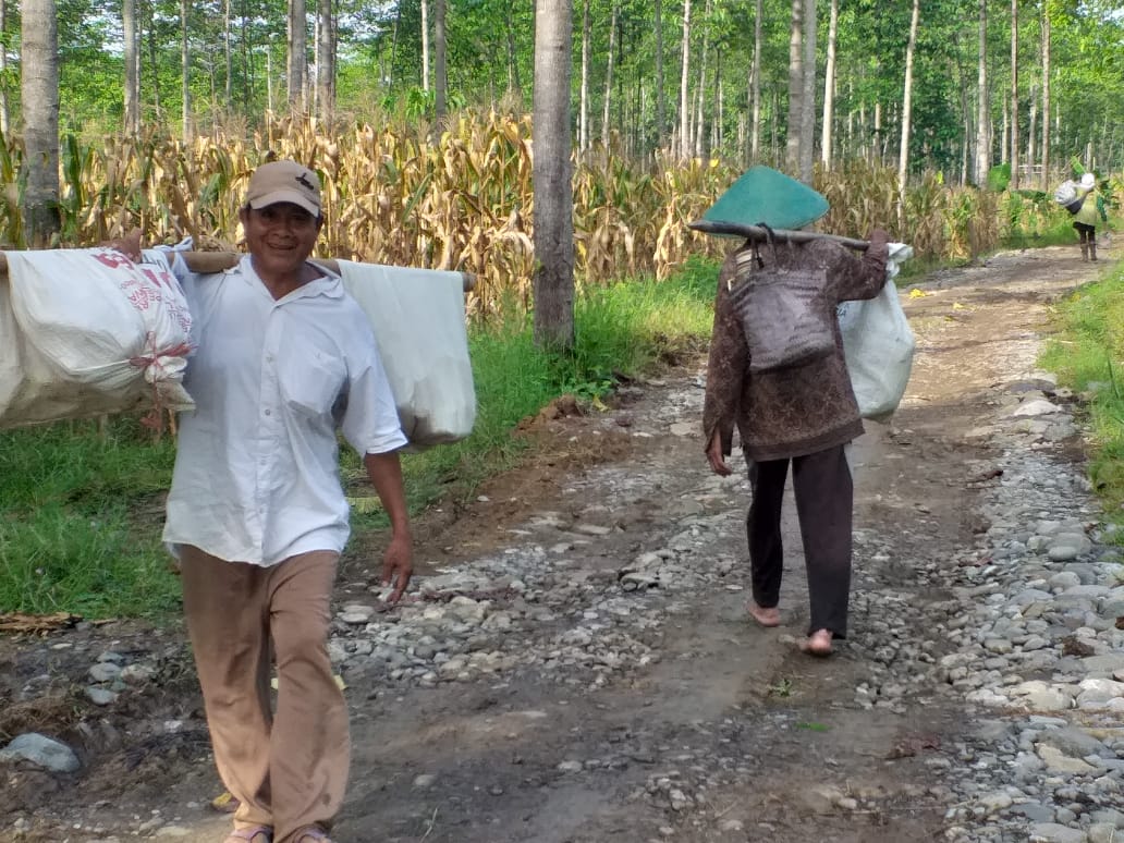 Aktivitas Warga Desa Jatiroyom Lokasi TMMD Reg 104 Kodim Pemalang
