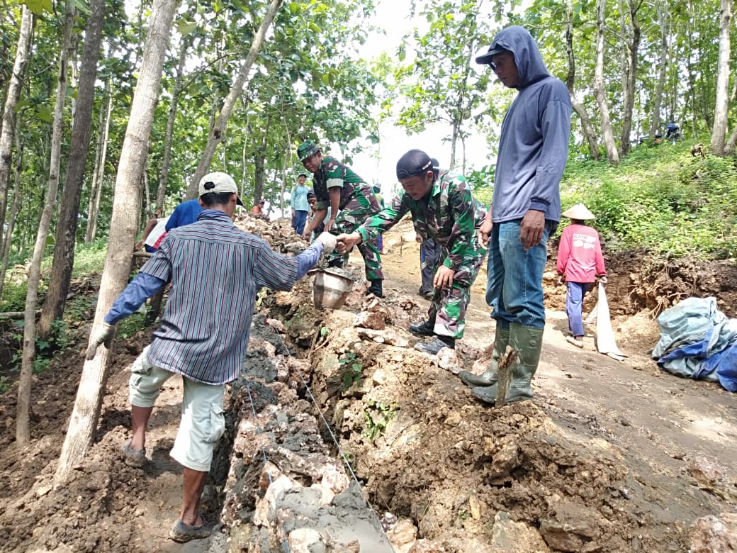 Semen dan Pasir Juga “Dilahap” Tentara