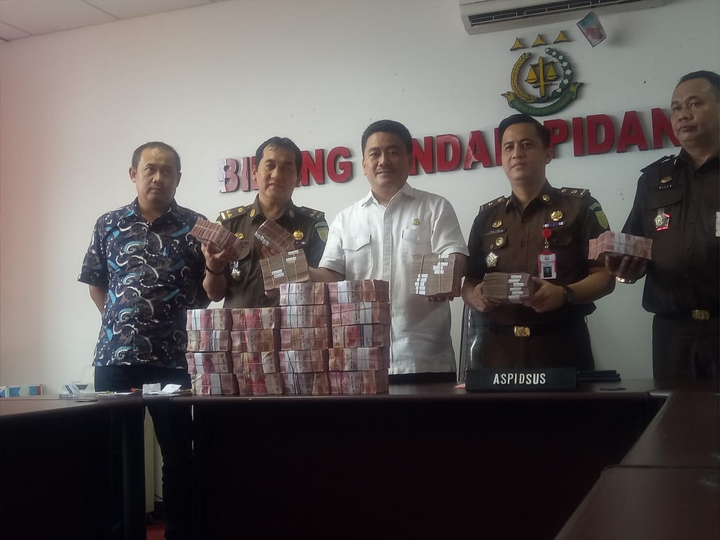 Jajaran pidsus Kejaksaan Tinggi Sumsel Saat Menerima Pengembalian Kerugian Uang negara Atung Bungsu