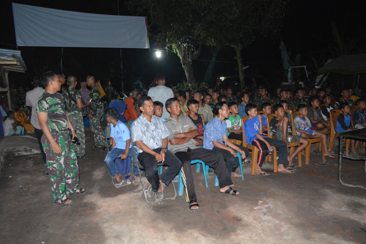 Selain Traktir Eskrim, Dandim 0209/LB Jamu Masyarakat ‘Nobar’ di Lokasi TMMD Ke-105