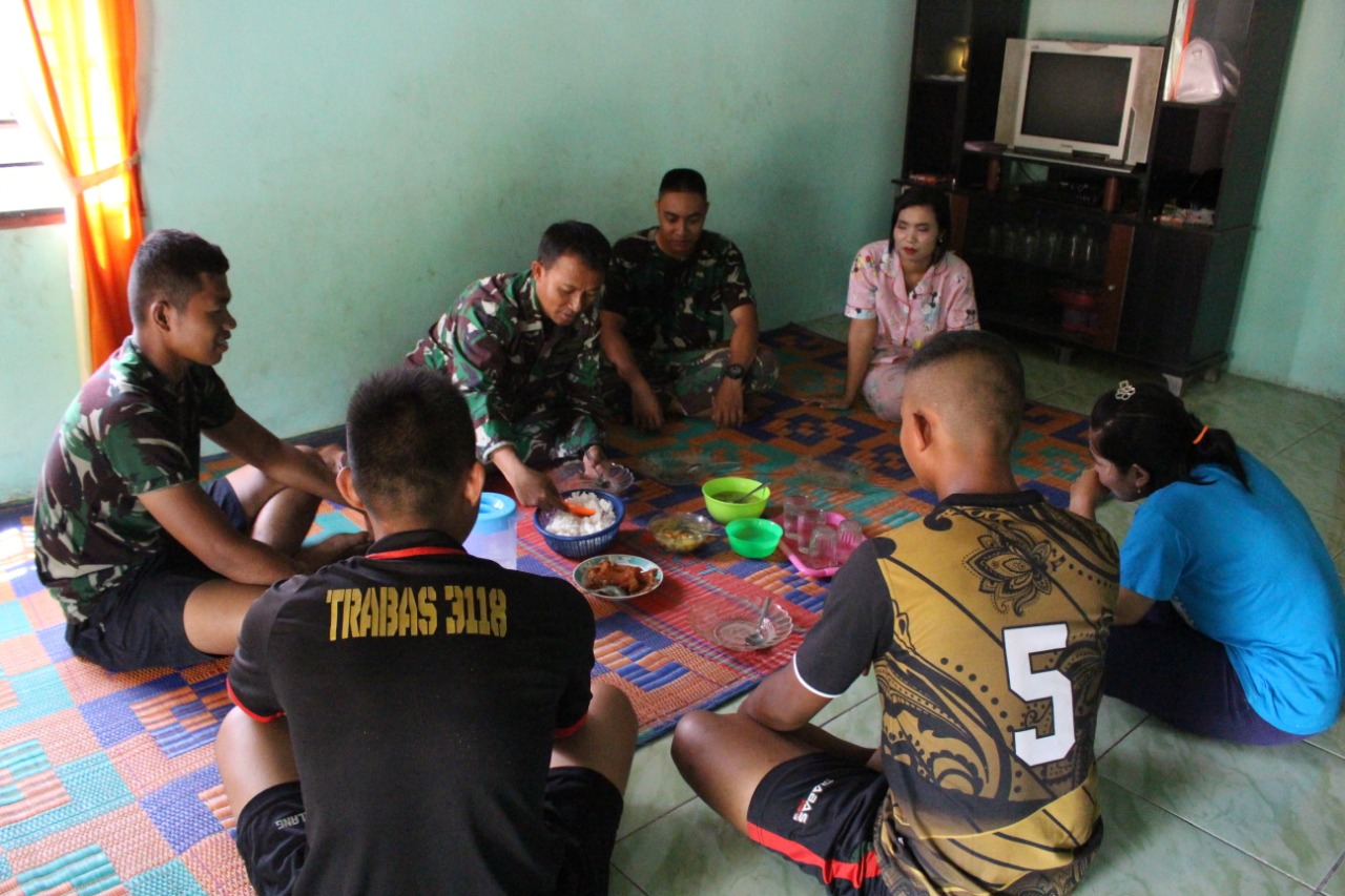 Wujudkan Kemanunggalan TNI Rakyat, Satgas TMMD Kodim 0209/LB Tinggal di Rumah Warga