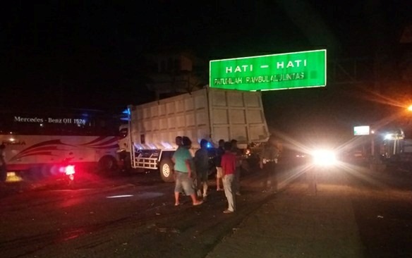Bus Yoanda Prima Bertabrakan dengan Truk Tronton di Sungai Rumbai 2 Penumpang Meninggal 3 Luka-luka