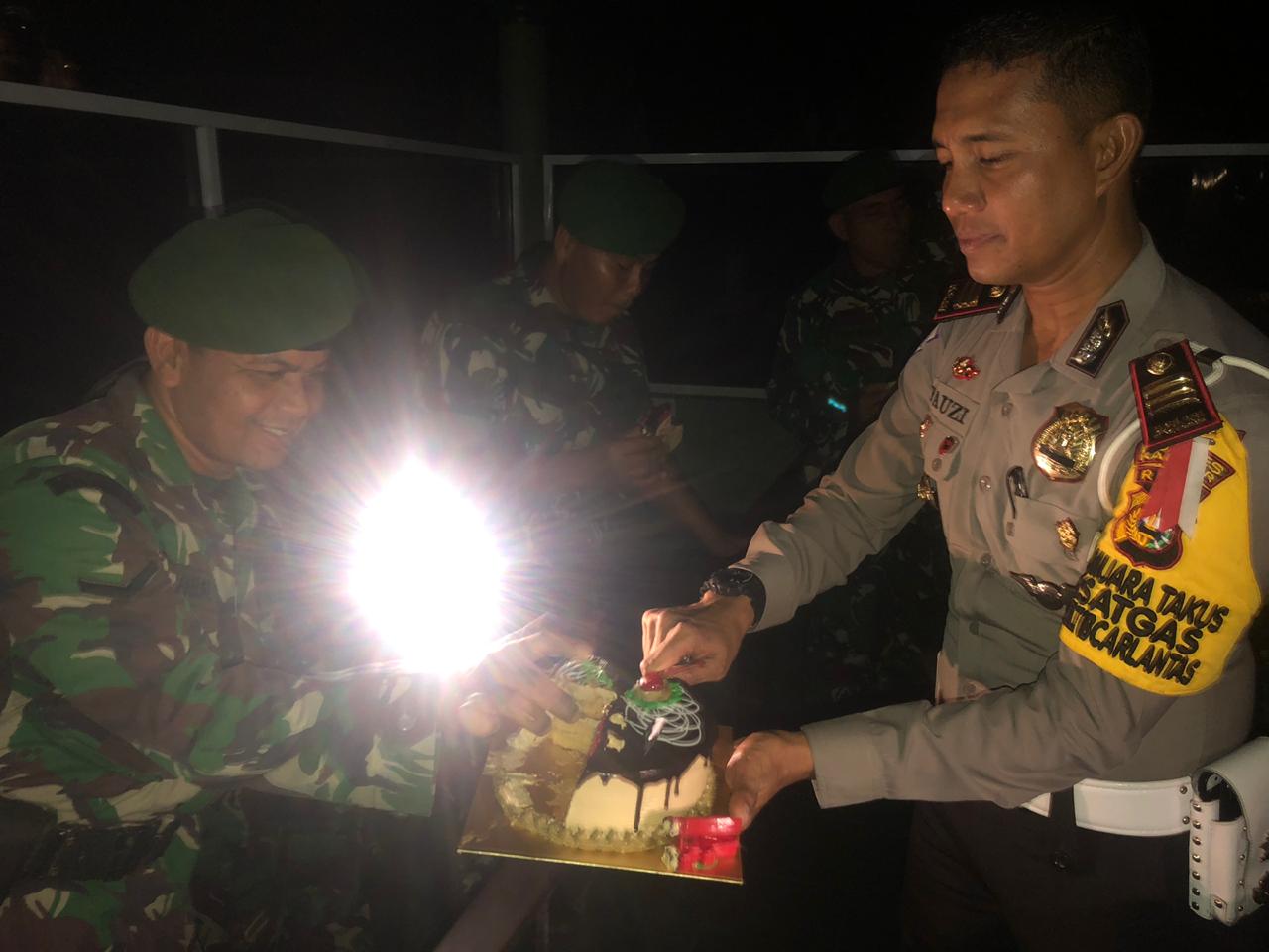 Jelang HUT TNI ke-74, Polantas Polres Kampar Beri Surprise Untuk Anggota Kodim 0313/ KPR