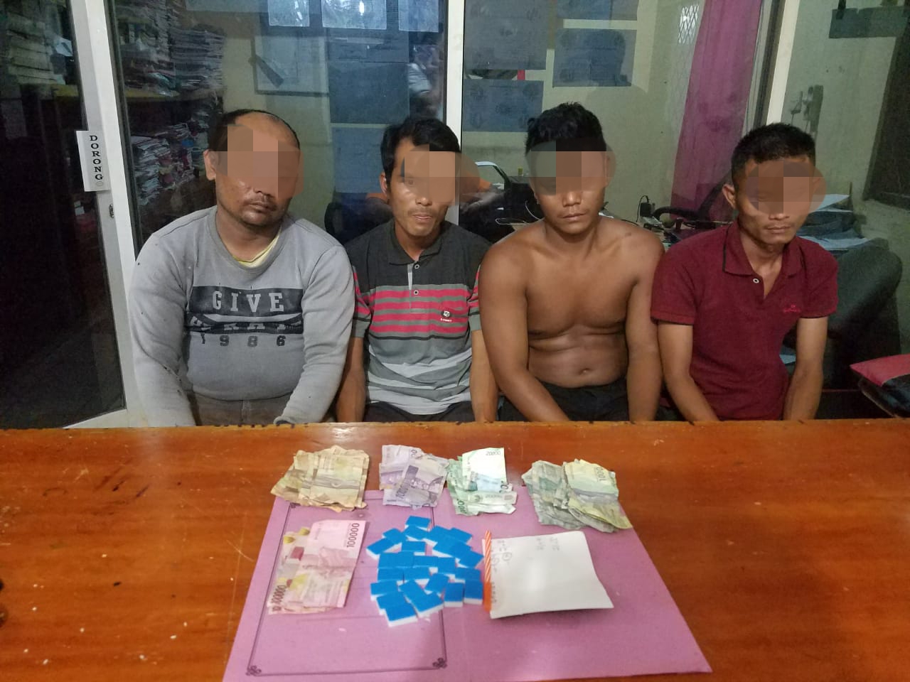8 Pelaku Judi Domino dan 1 Penjual Togel Diamankan Polsek Tapung di Desa Karya Indah