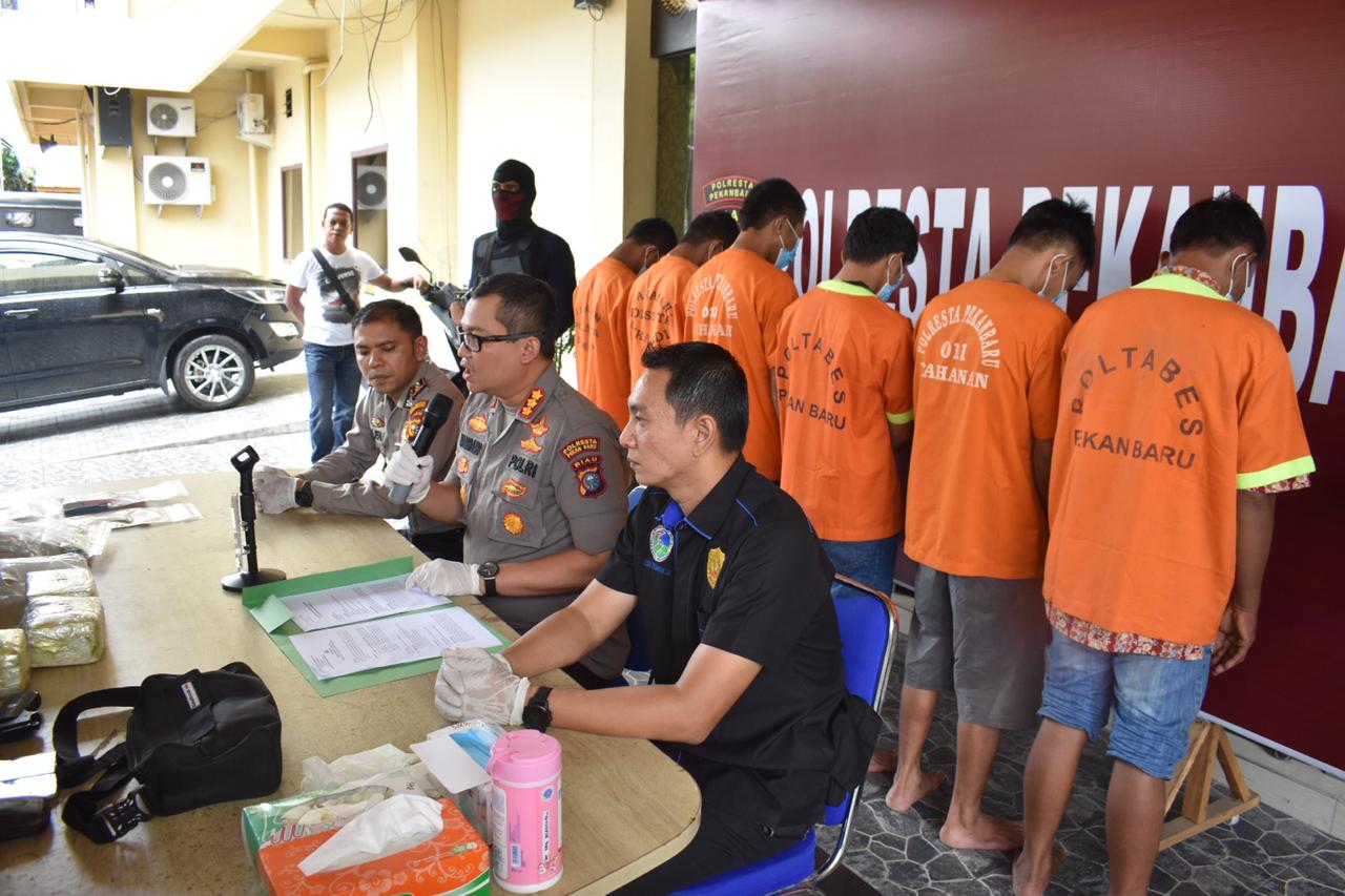 Polresta Pekanbaru dan Polsek Sukajadi Berhasil Mengamankan Sabu 4 Kg Lebih dari 6 Tersangka.