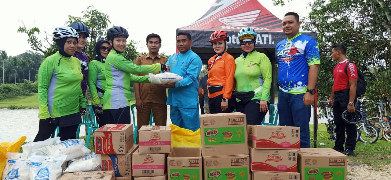 Ketua Bhayangkari Daerah Riau Ny. Ernie Agung Setya Bantu Warga Kurang Mampu di Desa Sipungguk