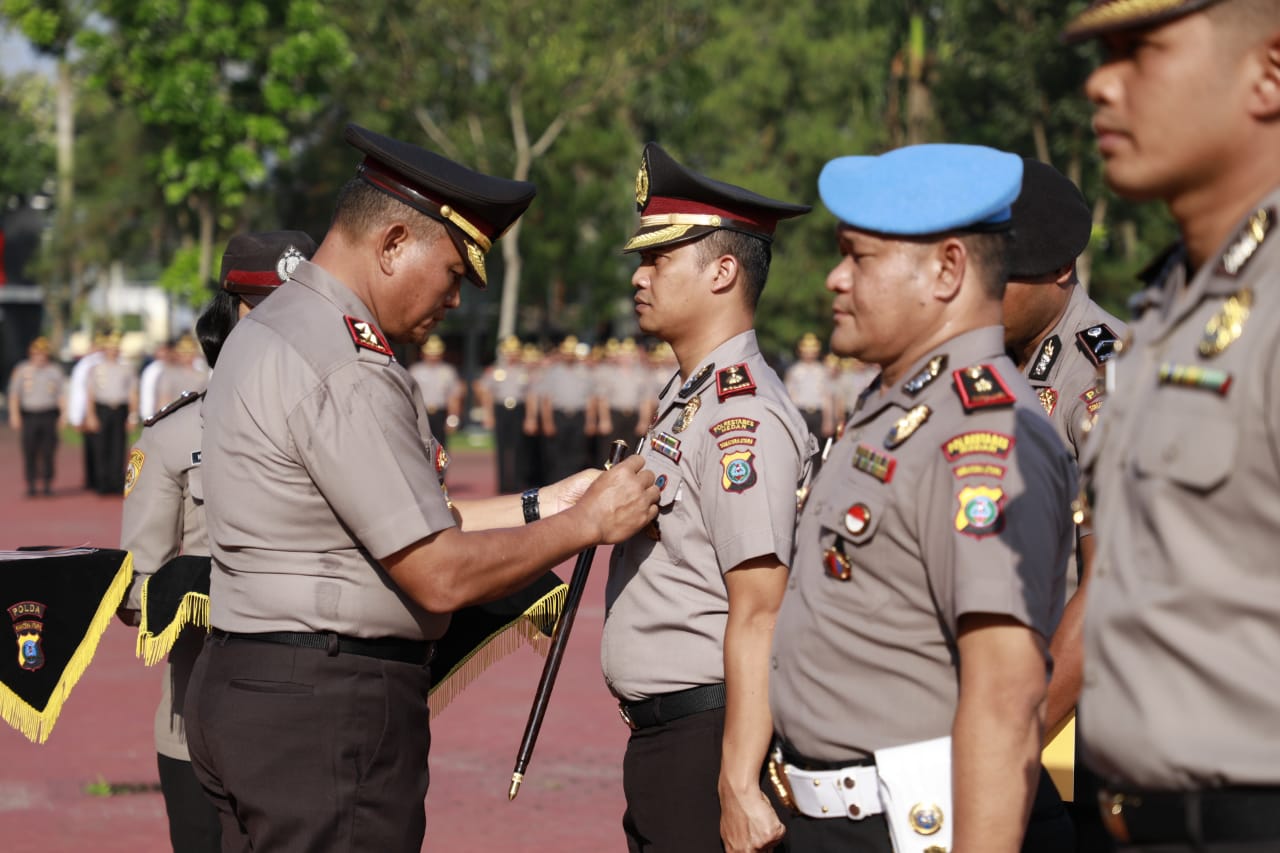 Kapolri Jenderal Idham Aziz Sematkan Pin Emas Kepada Kapolsek Sunggal Kompol Yasir Ahmadi, SH, SIK