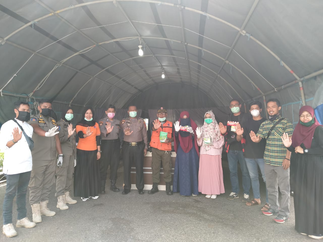 Komunitas 234 SC Berbagi Minuman Kesehatan di Posko Penangulangan Copid -19 di Payakumbuh