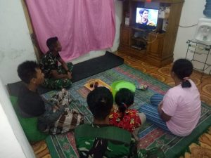 Ciptakan Susana Kekeluargaan Satgas TMMD dan Warga Nonton TV Barang