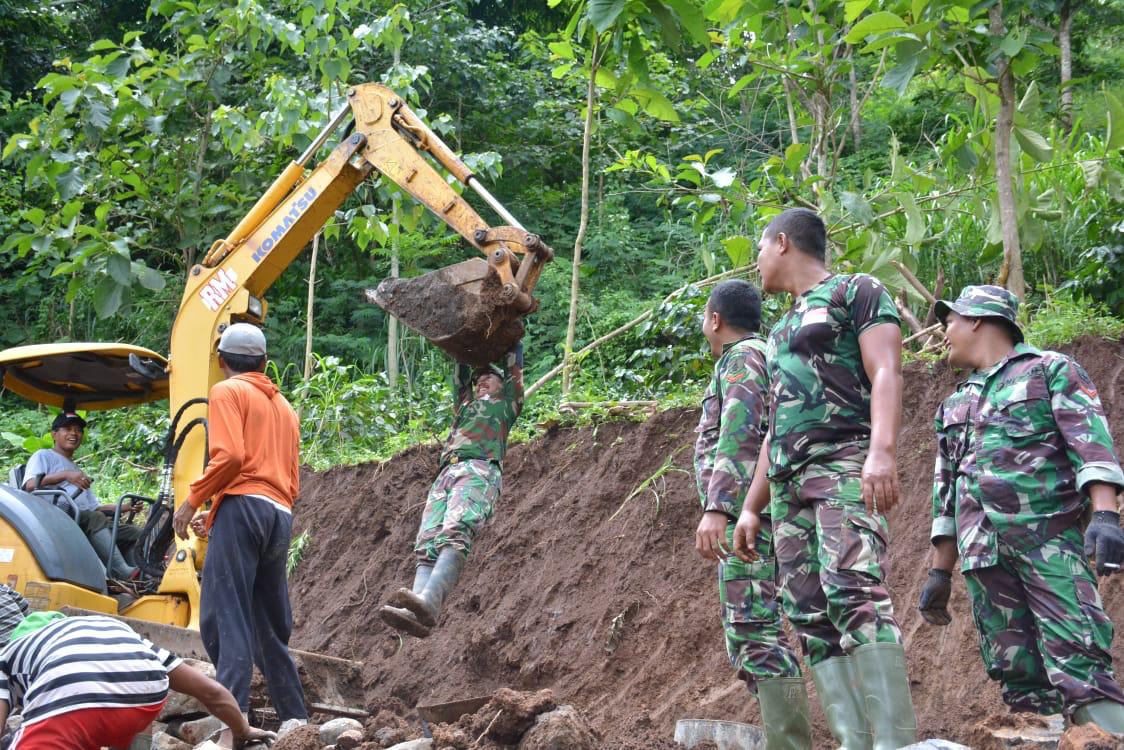 CERITA SINGKAT OPERATOR ALAT BERAT MENAKLUKKAN MEDAN LOKASI TMMD