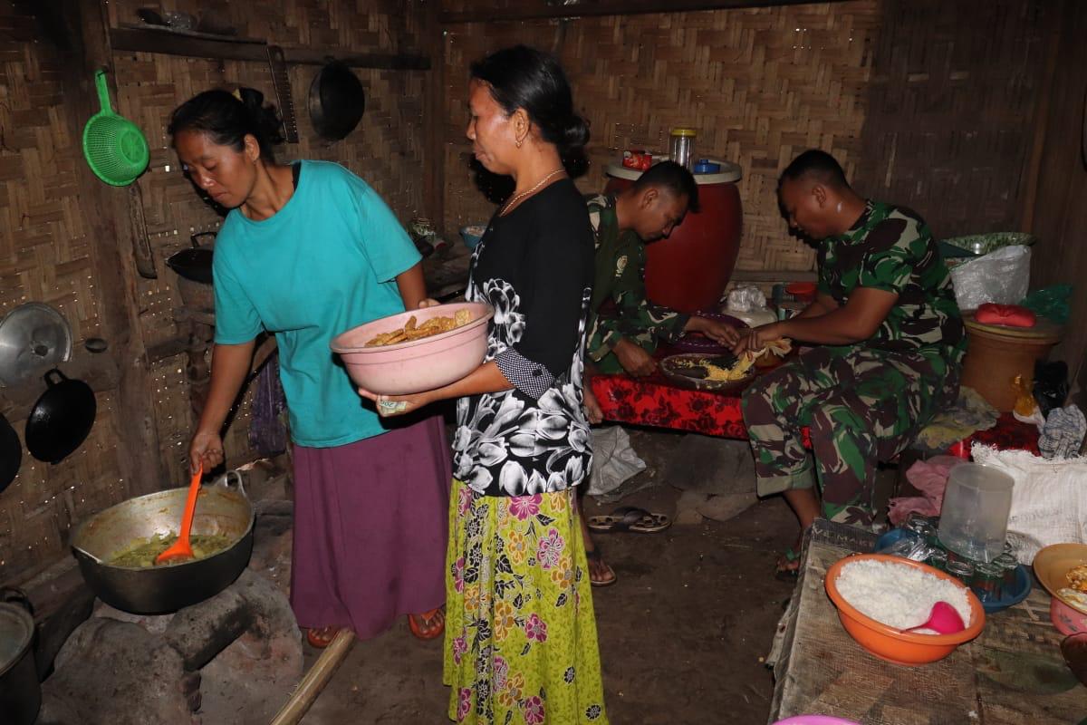 KEUNIKAN PRAJURIT SATGAS TMMD BERBAKTI PADA ORANG TUA ASUH.