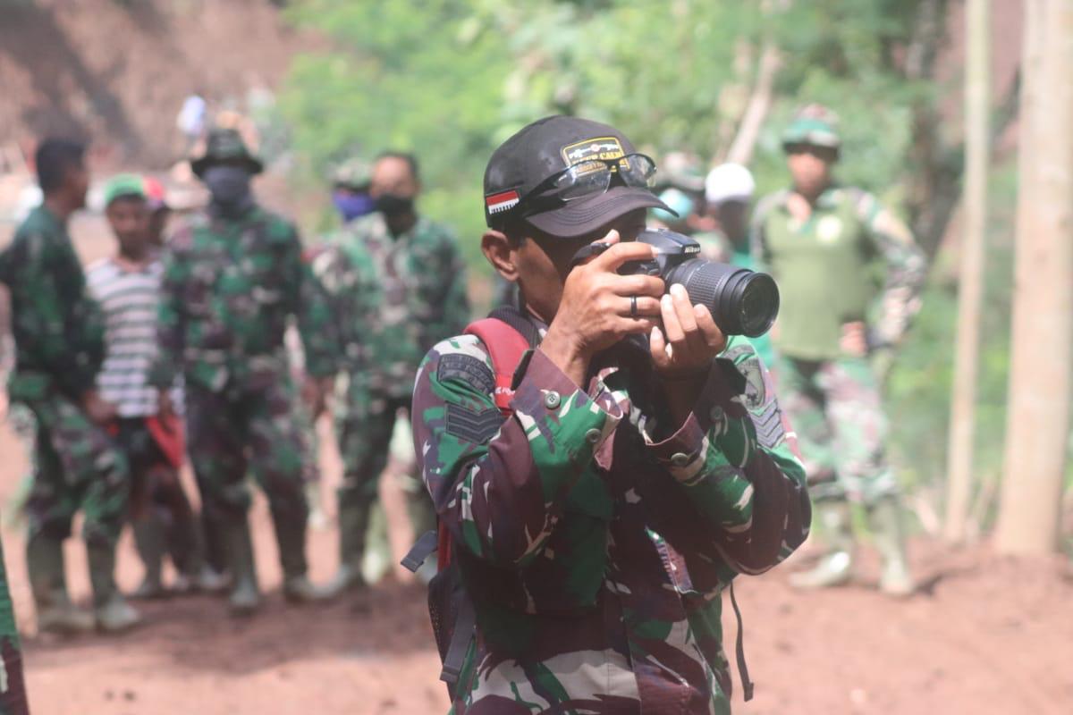 DEMI SEBUAH FOTO, PENERANGAN TERJUNKAN PERSONIL KE LOKASI.