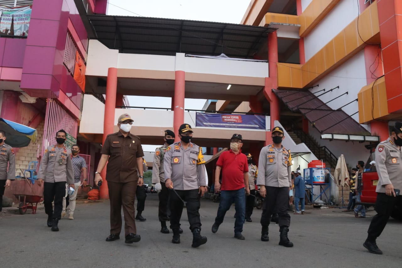 Kapolda Sumbar dan Wakapolda Kunjungi Pasar Raya Padang Jelang New Normal