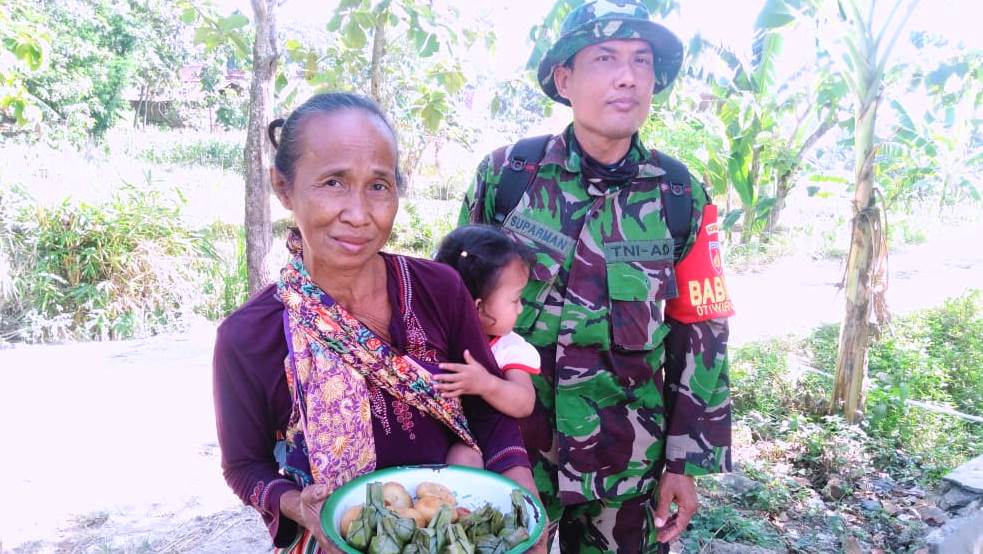 ”Akhirnya Kesampaian Juga Foto Bareng Pak Tentara ”