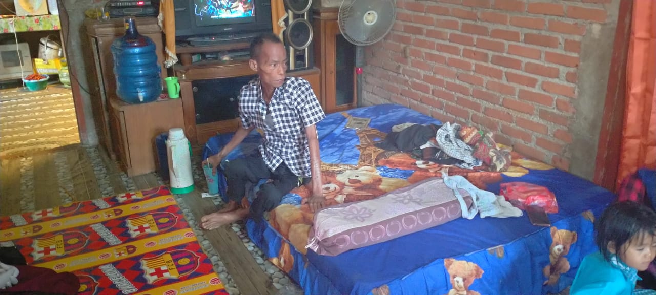 Bikin Haru, Aksi Kemanusiaan Rezka Oktoberia Untuk Ridwan Yang Terbaring Sakit