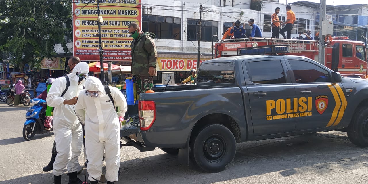Bupati Kampar Didampingi Kapolres dan Kasdim Pimpin Apel Bersama Penyemprotan Desinfektan di Kota Bangkinang