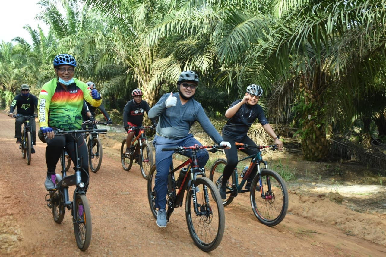 Bekerja Sambil Bersepeda, Gubernur Erzaldi Tempuh Jarak 43,84 KM