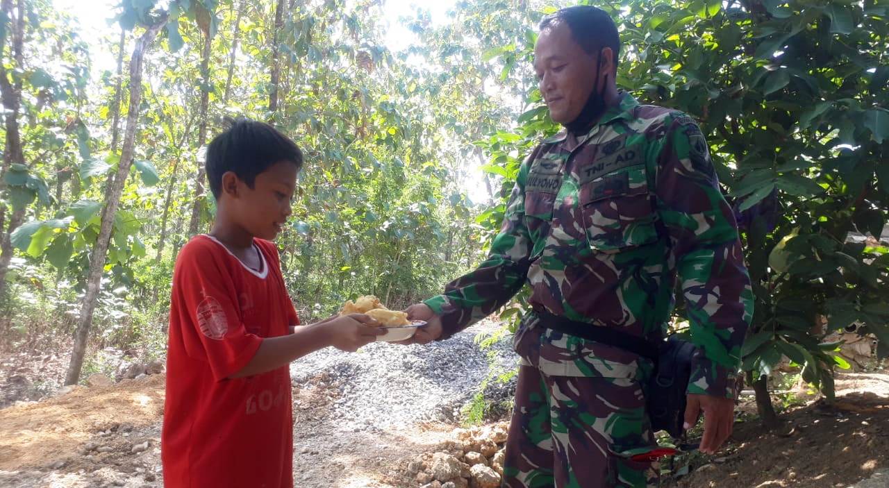 Senang Bisa Bagi Snack Untuk Tentara Yang Sedang Kerja TMMDNB