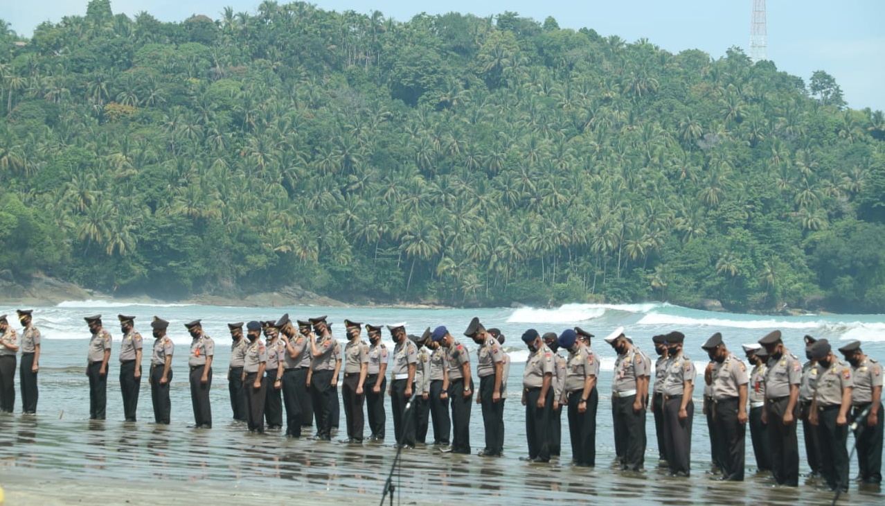 Ratusan Personel di Lingkungan Polda Sumbar Naik Pangkat