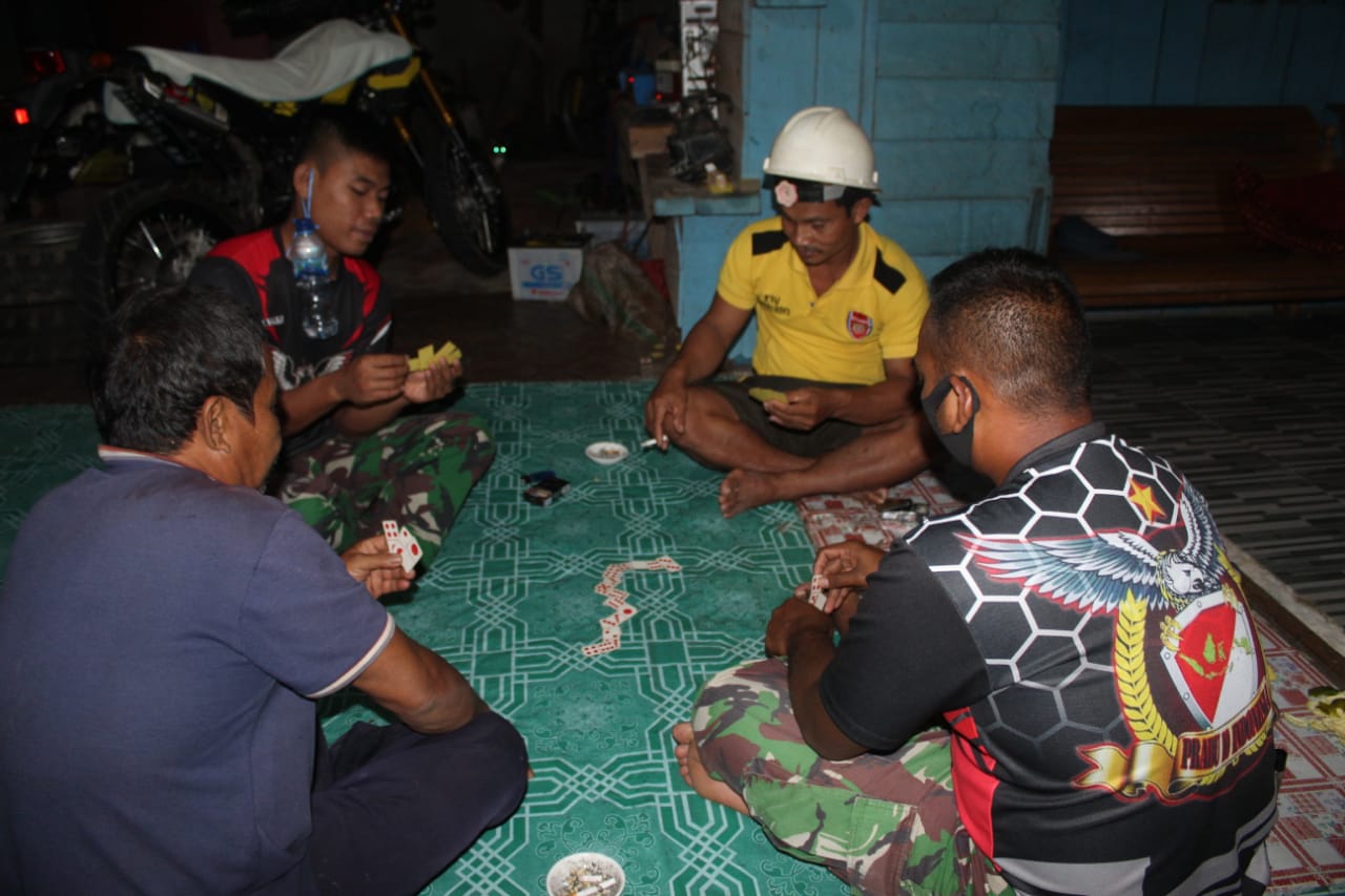 USIR PENATNYA BEKERJA, WARGA DAN SATGAS TMMD KE-108 BERMAIN GAPLE