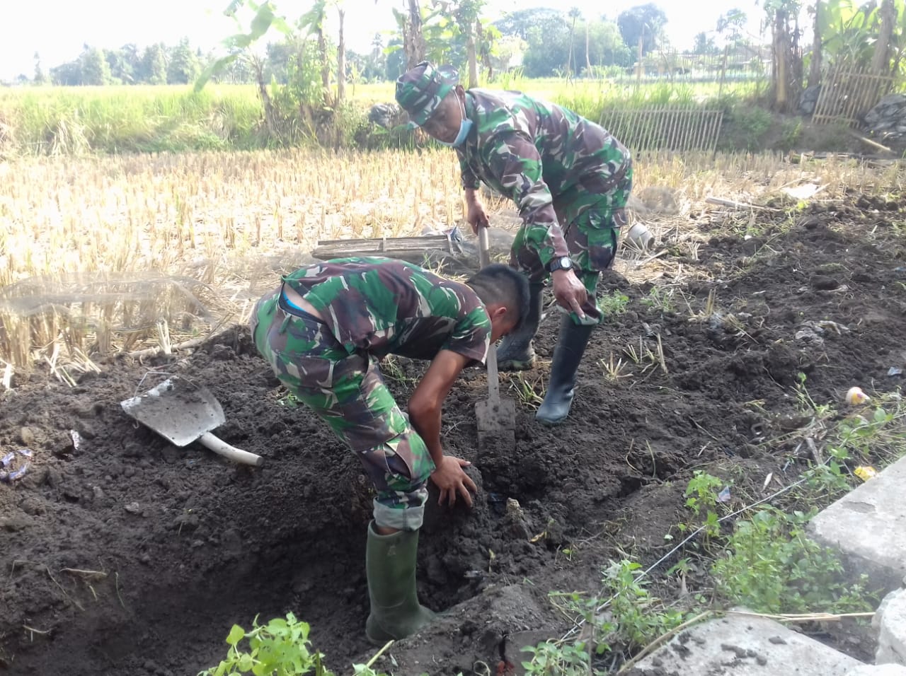 Di TMMD Sumberagung, Danton Satgas Juga Pegang Cangkul