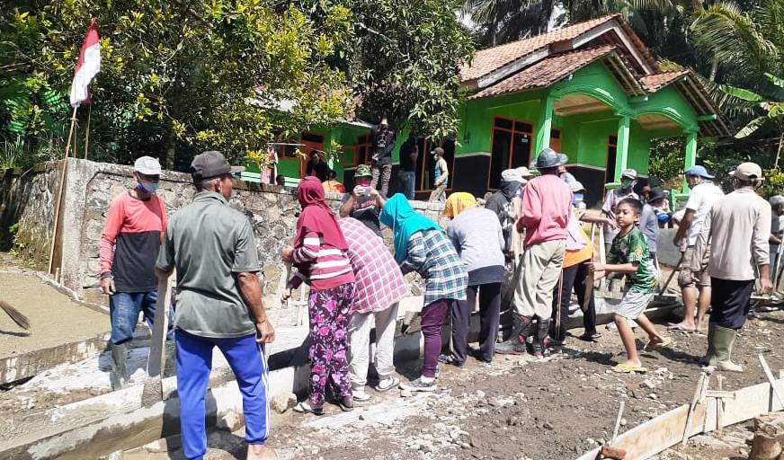 Anak-Anak Hingga Mak-Mak Terjun Bantu Bangun Jalan TMMD