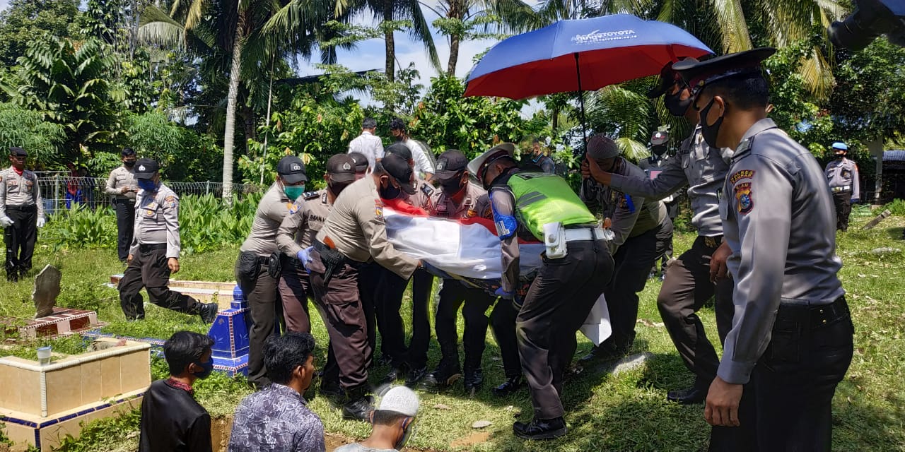 Kapolres Kampar Pimpin Upacara Pemakaman Kanit Sabhara Polsek Tapung AKP Khairulnas