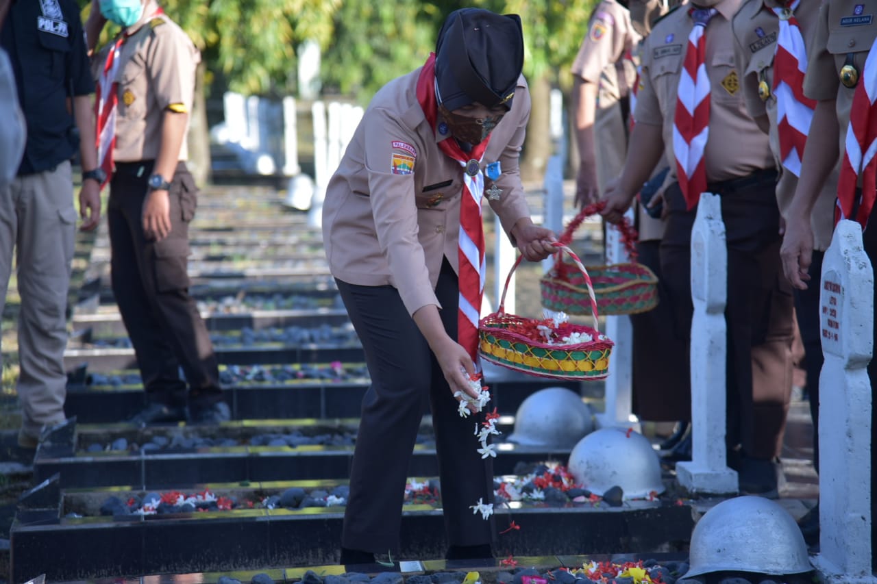 Hormati Para Pejuang, Fitrianti Ziarah ke Makam Pahlawan
