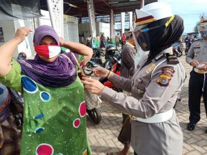 Dalam Rangka Hari Kemerdekaan Ke- 75 RI, Ditlantas Polda Aceh Bagi 1000 Masker Merah Putih Di Pasar Lamdingin Dalam Rangka Hari Kemerdekaan Ke- 75 RI, Ditlantas Polda Aceh Bagi 1000 Masker Merah Putih Di Pasar Lamdingin