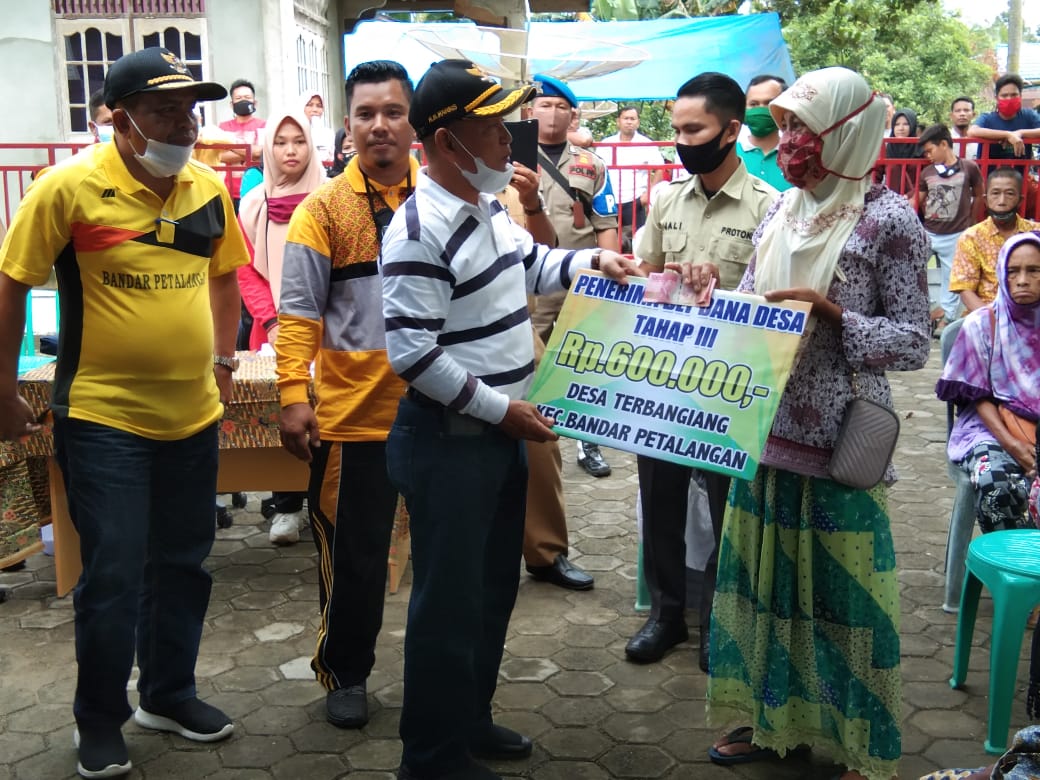 Bupati Pelalawan Serahkan BLT Tahap III Dan Sertifikat UMKM Didesa Terbangiang