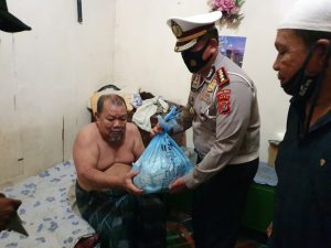 Bakti Sosial, Dirlantas Polda Aceh Kunjungi Warga Yang Sakit Stroke Bakti Sosial, Dirlantas Polda Aceh Kunjungi Warga Yang Sakit Stroke