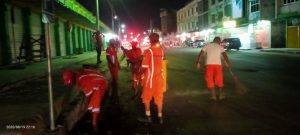 Walau Hujan Lebat Petugas DLH dan BPBD Cuci Jalan Cut Nyak Dien Kota Kuala Simpang Walau Hujan Lebat Petugas DLH dan BPBD Cuci Jalan Cut Nyak Dien Kota Kuala Simpang