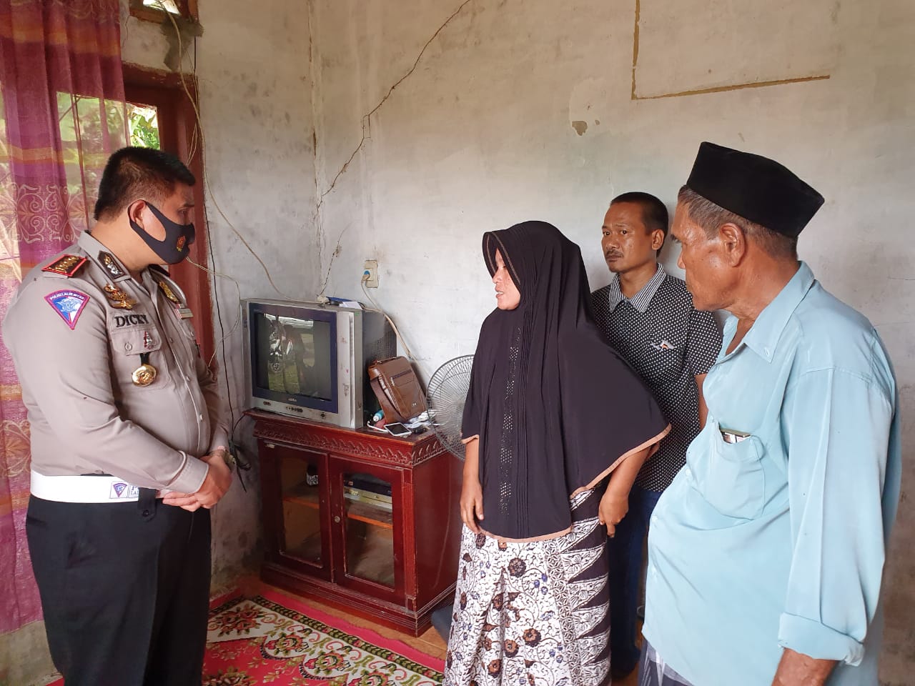 Dirlantas Polda Aceh Kombes Dicky Sondani, S.I.K.,M.H. Berikan Santunan Pada Korban Lakalantas