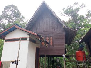 RUMAH ADAT SALAH SATU TEMPAT SATGAS TMMD REG KE-108 MENGINAP SEKARANG TERLIHAT SEPI