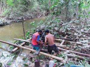 BABINSA DIBANTU WARGA MENGEMASI PERALATAN YANG DIPINJAM SELAMA TMMD BERLANGSUNG