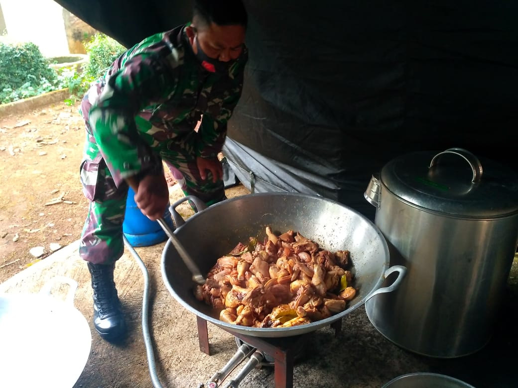 Serma Sukarmin Ramu Masakan Daging Ayam Di Lokasi Dapur TMMD