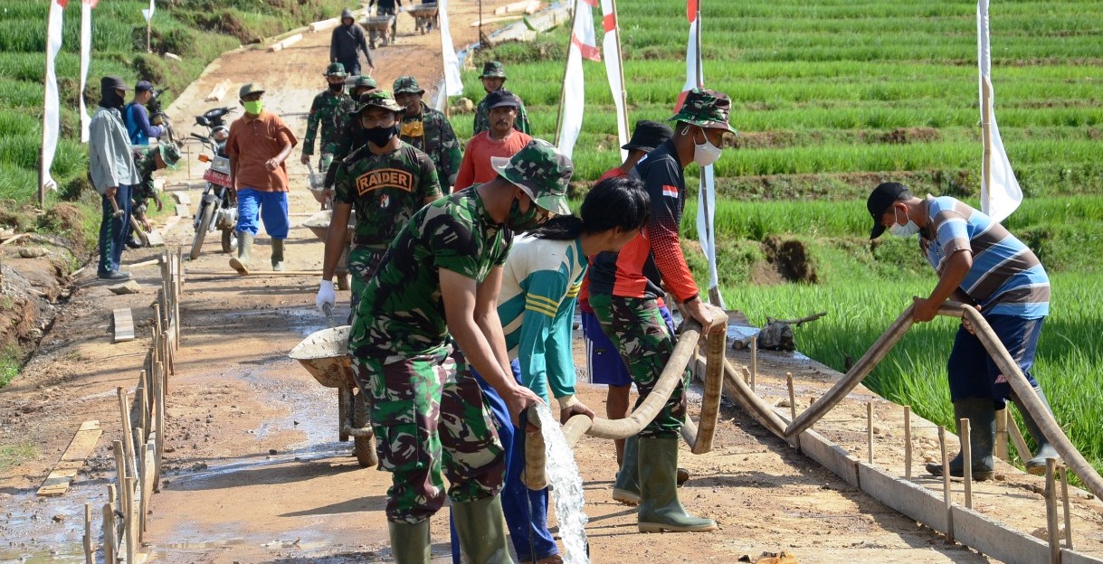 TNI dan Warga Terus Kerja Keras Bangun Jalan Tembus ke Kampung Impian