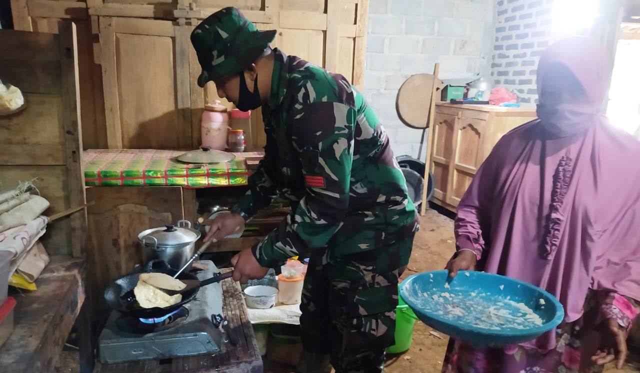 Satgas TMMD 109 Bantu Warga Goreng Opak
