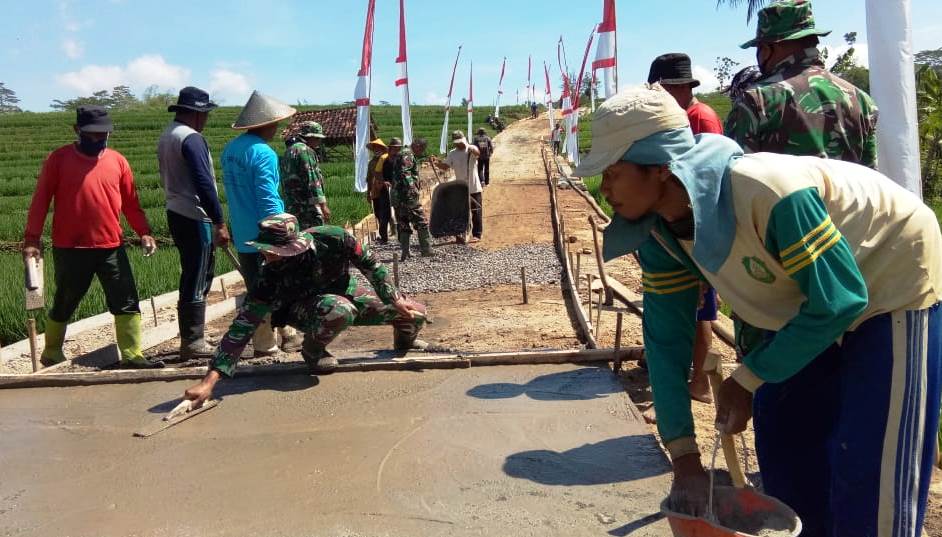 Jalan Becek Itu Disulap TMMD 109 Menjadi Jalan Cor