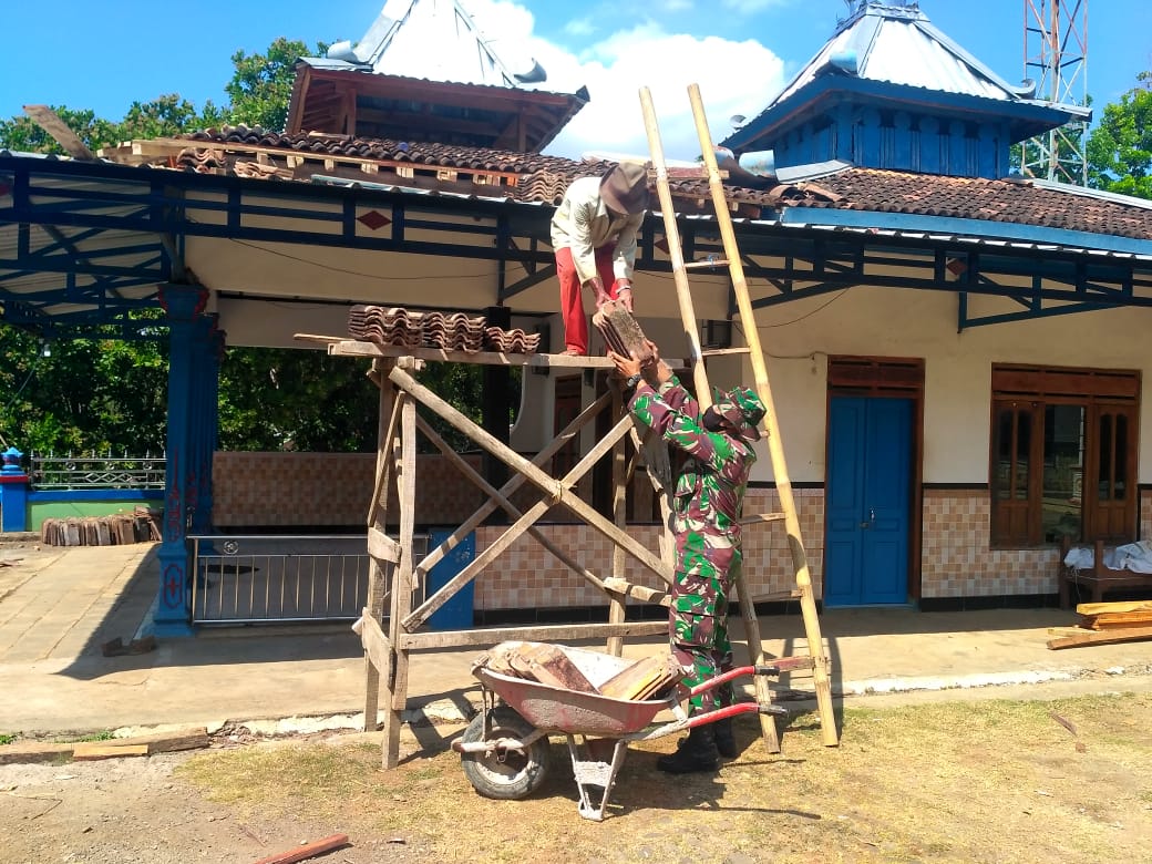 Satgas TMMD Bantu Warga Benahi Genting Masjid