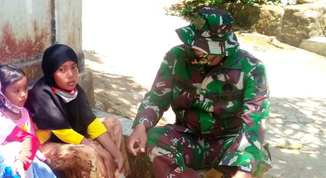 Hilangkan Rasa Lelah, Anggota Satgas TMMD Ngobrol Bersama Anak – Anak