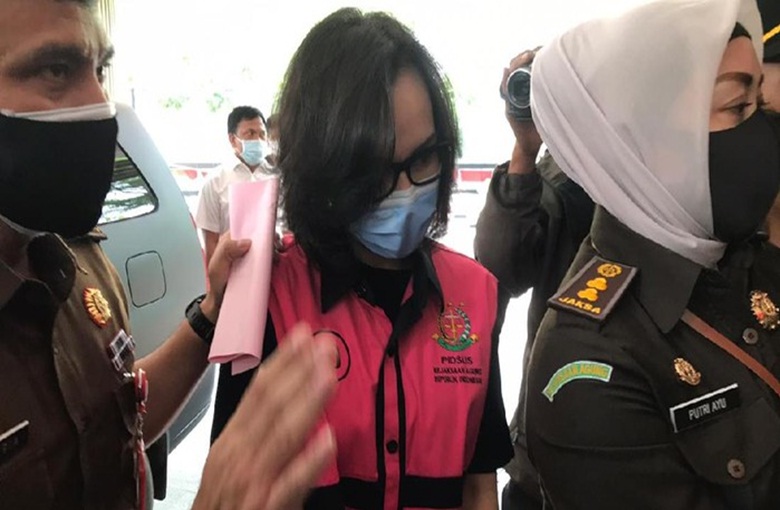 Jaksa Pinangki Sirna Malasari menggunakan rompi tahanan berwarna pink. foto: Ist