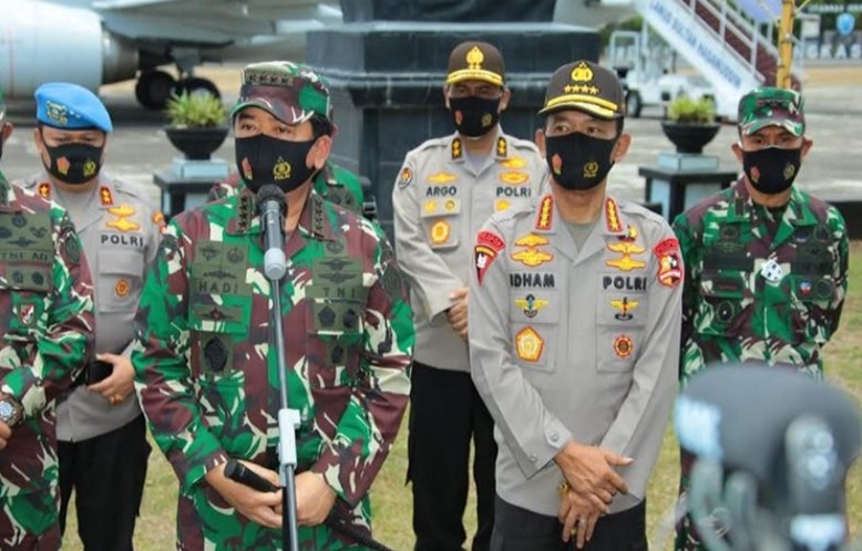 Panglima TNI Marsekal TNI Hadi Tjahjanto memberikan keterangan pers bersama Kapolri Jenderal Pol Idham Azis di Pangkalan Udara Sultan Hasanuddin Makassar, Minggu (30/8/2020). (Foto: Puspen TNI).