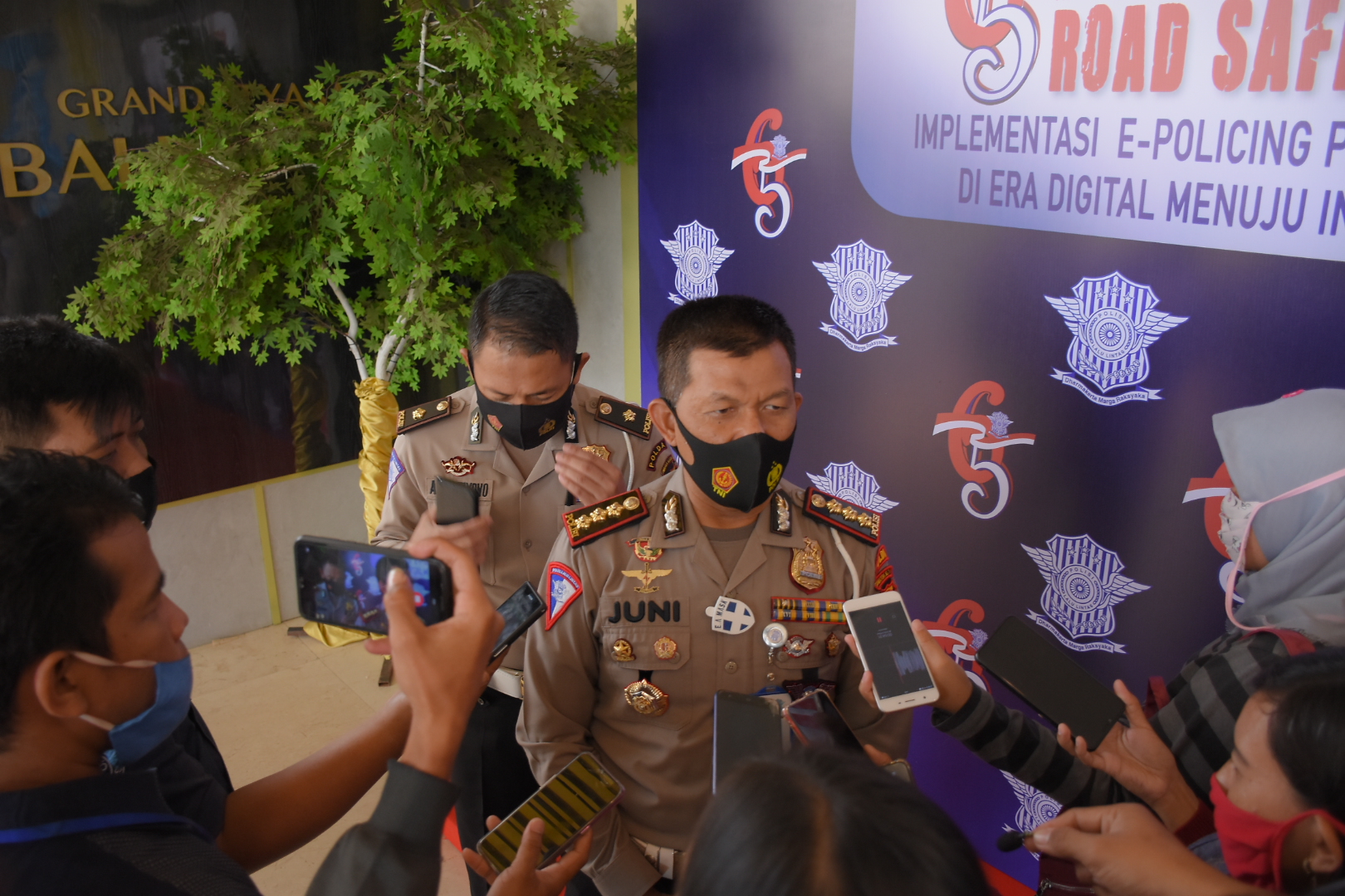 HUT Lalu Lintas Bhayangkara ke-65 Road Safety Policing Tegakan Pergub Dengan Memakai Masker